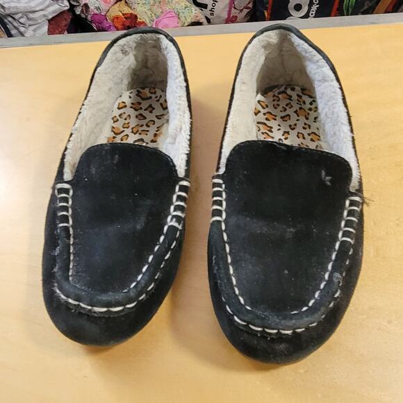 UGG Slippers- Black in color- size 6 - Picture 2 of 6